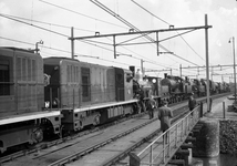 849577 Afbeelding van de diesel-electrische locomotieven 2433 en 2461 (serie 2400/2500) van de N.S. tijdens het ...